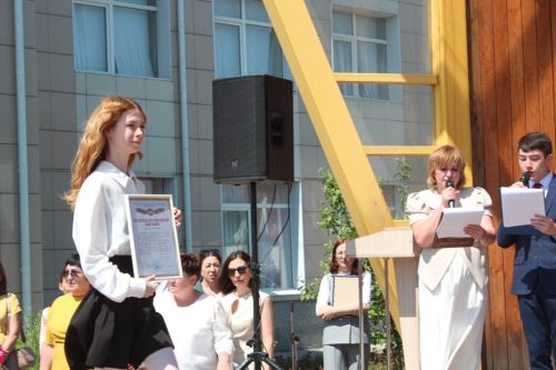 В Нурлате чествовали победителей: порядка 300 одаренных школьников собрались на слет в Театральном сквере