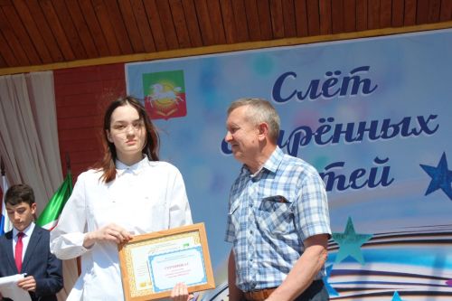 В Нурлате чествовали победителей: порядка 300 одаренных школьников собрались на слет в Театральном сквере