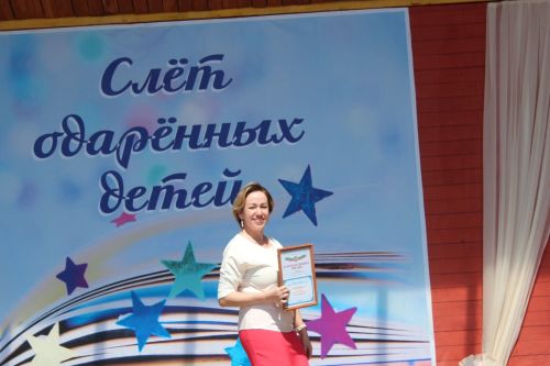 В Нурлате чествовали победителей: порядка 300 одаренных школьников собрались на слет в Театральном сквере