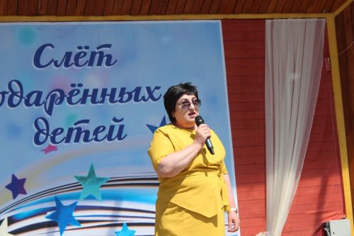 В Нурлате чествовали победителей: порядка 300 одаренных школьников собрались на слет в Театральном сквере
