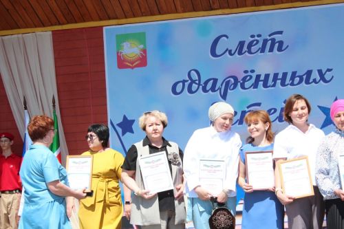 В Нурлате чествовали победителей: порядка 300 одаренных школьников собрались на слет в Театральном сквере