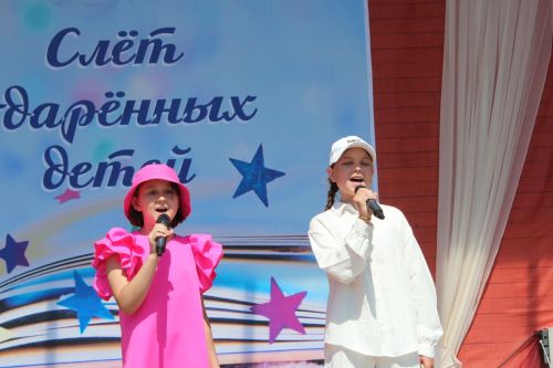 В Нурлате чествовали победителей: порядка 300 одаренных школьников собрались на слет в Театральном сквере