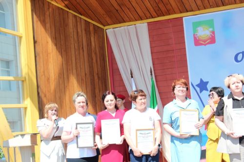В Нурлате чествовали победителей: порядка 300 одаренных школьников собрались на слет в Театральном сквере