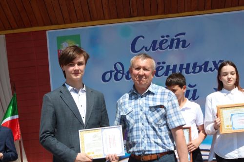 В Нурлате чествовали победителей: порядка 300 одаренных школьников собрались на слет в Театральном сквере