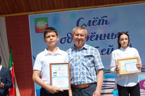 В Нурлате чествовали победителей: порядка 300 одаренных школьников собрались на слет в Театральном сквере