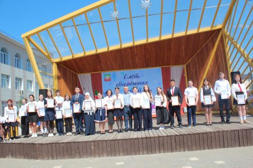 В Нурлате чествовали победителей: порядка 300 одаренных школьников собрались на слет в Театральном сквере