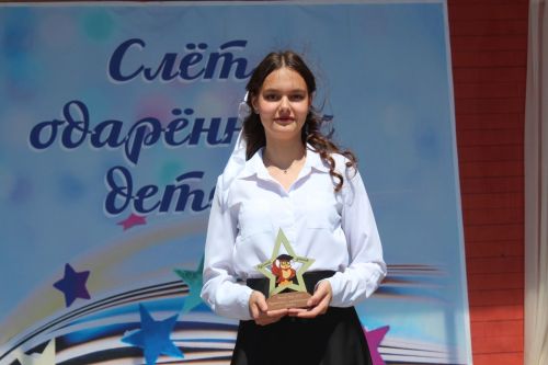В Нурлате чествовали победителей: порядка 300 одаренных школьников собрались на слет в Театральном сквере