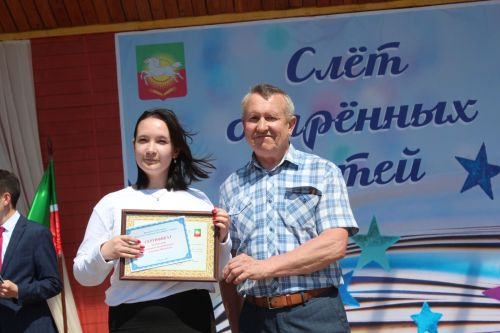 В Нурлате чествовали победителей: порядка 300 одаренных школьников собрались на слет в Театральном сквере