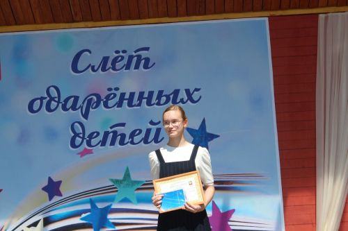 В Нурлате чествовали победителей: порядка 300 одаренных школьников собрались на слет в Театральном сквере