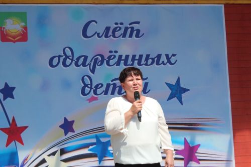 В Нурлате чествовали победителей: порядка 300 одаренных школьников собрались на слет в Театральном сквере