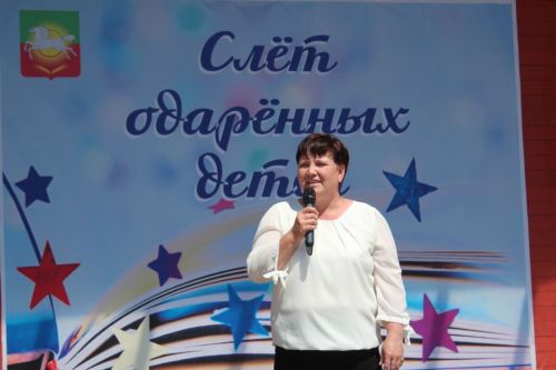 В Нурлате чествовали победителей: порядка 300 одаренных школьников собрались на слет в Театральном сквере