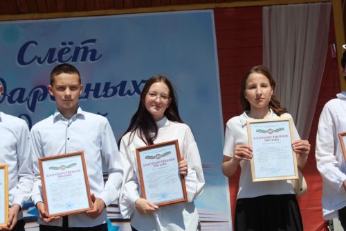 В Нурлате чествовали победителей: порядка 300 одаренных школьников собрались на слет в Театральном сквере