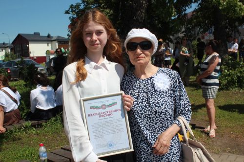 В Нурлате чествовали победителей: порядка 300 одаренных школьников собрались на слет в Театральном сквере