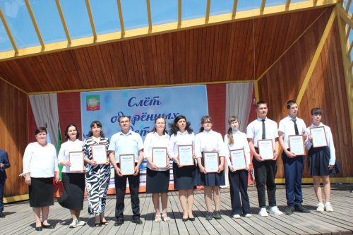 В Нурлате чествовали победителей: порядка 300 одаренных школьников собрались на слет в Театральном сквере