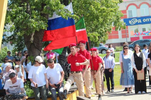 В Нурлате чествовали победителей: порядка 300 одаренных школьников собрались на слет в Театральном сквере