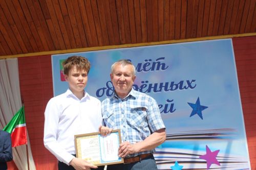 В Нурлате чествовали победителей: порядка 300 одаренных школьников собрались на слет в Театральном сквере