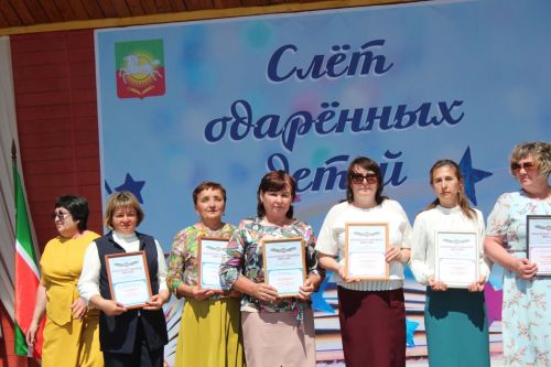 В Нурлате чествовали победителей: порядка 300 одаренных школьников собрались на слет в Театральном сквере