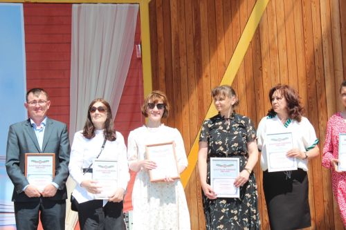 В Нурлате чествовали победителей: порядка 300 одаренных школьников собрались на слет в Театральном сквере