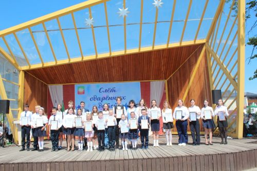 В Нурлате чествовали победителей: порядка 300 одаренных школьников собрались на слет в Театральном сквере