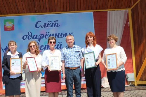 В Нурлате чествовали победителей: порядка 300 одаренных школьников собрались на слет в Театральном сквере