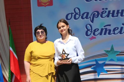 В Нурлате чествовали победителей: порядка 300 одаренных школьников собрались на слет в Театральном сквере