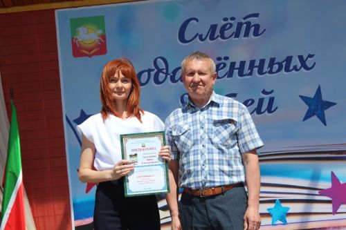 В Нурлате чествовали победителей: порядка 300 одаренных школьников собрались на слет в Театральном сквере