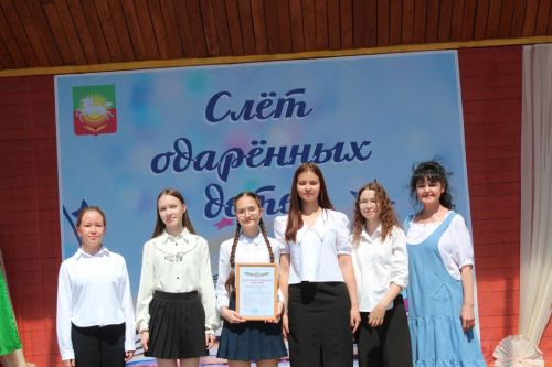 В Нурлате чествовали победителей: порядка 300 одаренных школьников собрались на слет в Театральном сквере