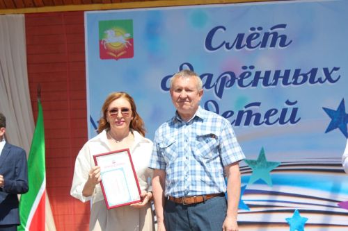 В Нурлате чествовали победителей: порядка 300 одаренных школьников собрались на слет в Театральном сквере