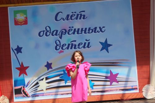 В Нурлате чествовали победителей: порядка 300 одаренных школьников собрались на слет в Театральном сквере