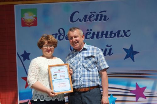 В Нурлате чествовали победителей: порядка 300 одаренных школьников собрались на слет в Театральном сквере
