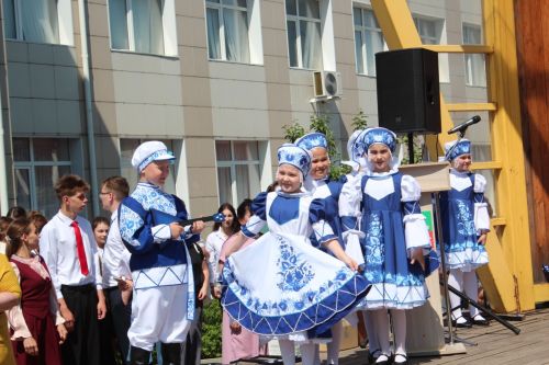 В Нурлате чествовали победителей: порядка 300 одаренных школьников собрались на слет в Театральном сквере