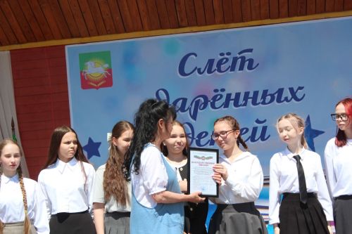 В Нурлате чествовали победителей: порядка 300 одаренных школьников собрались на слет в Театральном сквере