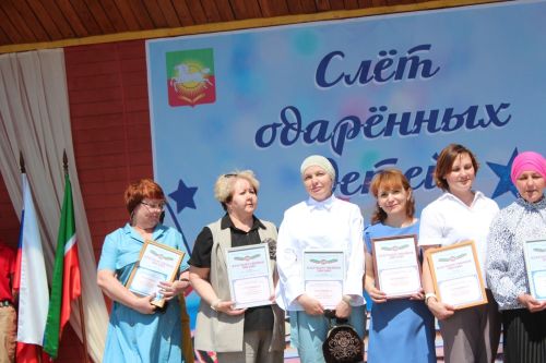 В Нурлате чествовали победителей: порядка 300 одаренных школьников собрались на слет в Театральном сквере