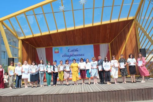 В Нурлате чествовали победителей: порядка 300 одаренных школьников собрались на слет в Театральном сквере