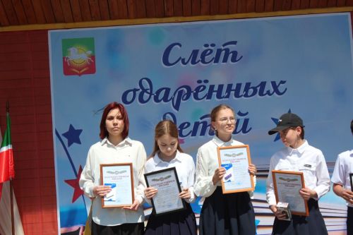 В Нурлате чествовали победителей: порядка 300 одаренных школьников собрались на слет в Театральном сквере