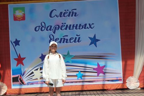В Нурлате чествовали победителей: порядка 300 одаренных школьников собрались на слет в Театральном сквере