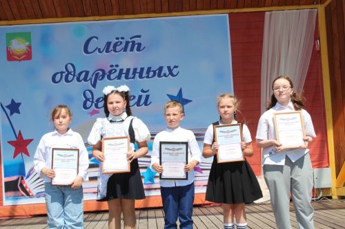 В Нурлате чествовали победителей: порядка 300 одаренных школьников собрались на слет в Театральном сквере