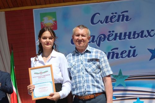 В Нурлате чествовали победителей: порядка 300 одаренных школьников собрались на слет в Театральном сквере