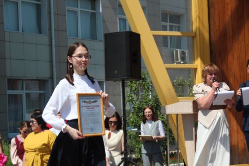 В Нурлате чествовали победителей: порядка 300 одаренных школьников собрались на слет в Театральном сквере