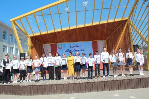 В Нурлате чествовали победителей: порядка 300 одаренных школьников собрались на слет в Театральном сквере