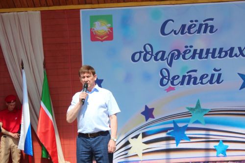 В Нурлате чествовали победителей: порядка 300 одаренных школьников собрались на слет в Театральном сквере