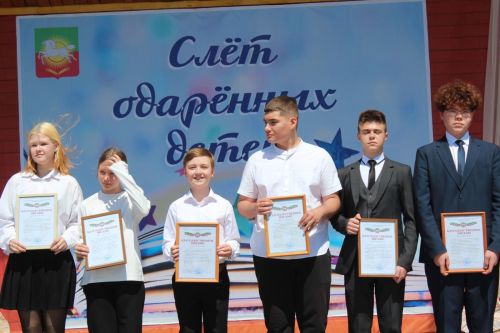 В Нурлате чествовали победителей: порядка 300 одаренных школьников собрались на слет в Театральном сквере
