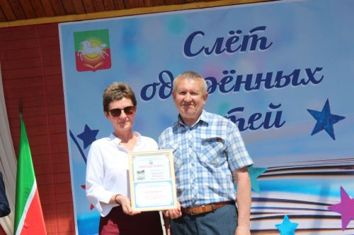 В Нурлате чествовали победителей: порядка 300 одаренных школьников собрались на слет в Театральном сквере