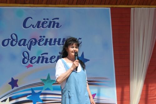 В Нурлате чествовали победителей: порядка 300 одаренных школьников собрались на слет в Театральном сквере