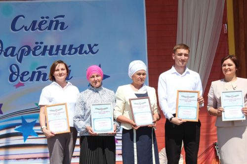 В Нурлате чествовали победителей: порядка 300 одаренных школьников собрались на слет в Театральном сквере