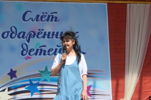В Нурлате чествовали победителей: порядка 300 одаренных школьников собрались на слет в Театральном сквере