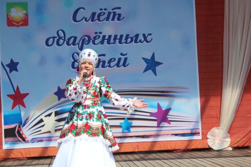 В Нурлате чествовали победителей: порядка 300 одаренных школьников собрались на слет в Театральном сквере