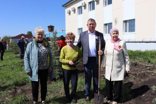 В Нурлате торжественно открыли Аллею Победы в честь героев-железнодорожников