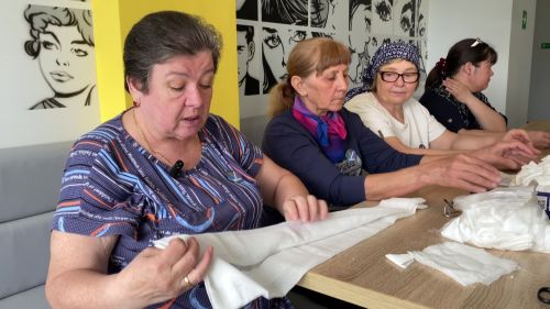 Волонтеры Нурлата делают марлевые повязки для госпиталей Донецкой народной республики