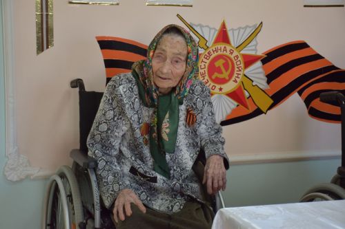 Дамир Ишкинеев поздравил тружениц тыла, проживающих в Нурлатском Доме-интернате для престарелых и инвалидов, с Днем Победы